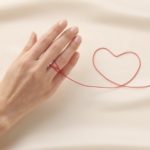 「二人の赤い糸、切れた？」実は絡まってるだけかも。【距離を詰めてこないあの人の本音】この糸を固く結ぶ“強制縁結び”