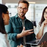 “チラ見”してるのはあっちも同じ？【まだ関係浅いあの人】このまま待つべき？ あなたに行動を起こしてくる可能性