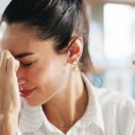 どうして私だけにキツくするの？【職場の理不尽な人間関係】あの人の真意/あなたの心を守る術⇒転職すべきor留まるべき？