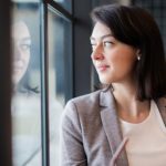 仕事の関係から先に進めない……「あの人の生き霊的に、職場恋愛はアリ？ 私はアリ？ この先、どうするつもり？」