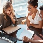 『仕事に集中しなくちゃ』って思いながら、実はあなたを気にしてる？【職場のあの人の恋本音】交際、結婚の可能性まで