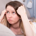 目を逸らすのはやめなさい。ビミョウな距離感のあの人は、とっくに【あなたに夢中or近づきたくない】最終関係ズバリ