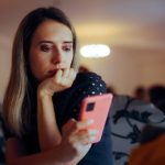 ドタキャン/深夜の呼び出し/身体だけ……【彼の不誠実な態度の裏側】バレたら終わりの“決死の想い”⇒自白する願い