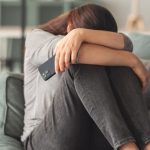 沈黙は「NO」のサイン？【返信くれない年下の彼】あなたに対して慎重になる本当の理由⇒次のアクションを起こす兆し