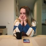 巧妙な「フリ」に騙されるな!【カモフラ上手なあの人】あなたに興味ないフリ/冷静なフリ/焦らないフリ……の裏側