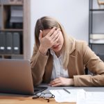 “特別扱い”は勘違いだった!?【職場のあの人が急に距離を置きだした理由】周囲バレへの不安/仕事と恋の境界で揺れる本音